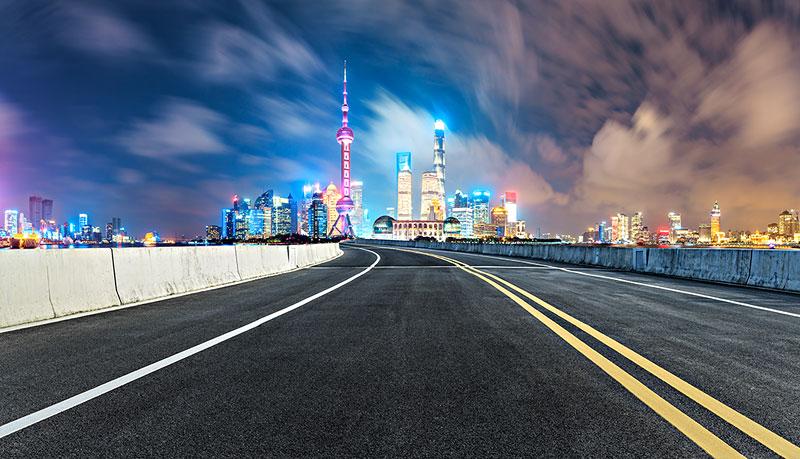 上海空旷的沥青道路与现代城市建筑夜景