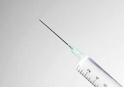 十个月代生宝宝晚上哭闹(十个月代生宝宝晚上哭闹不睡觉抱不住应该查什么)